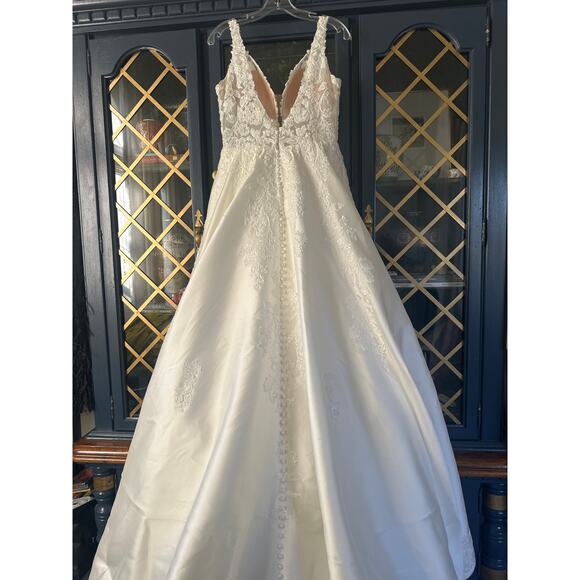 Martina Liana White Wedding Dress - Picture 13 of 16